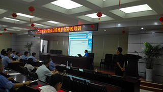 合肥尊龙凯时人生就是搏工程师在培训室解说喷码机知识