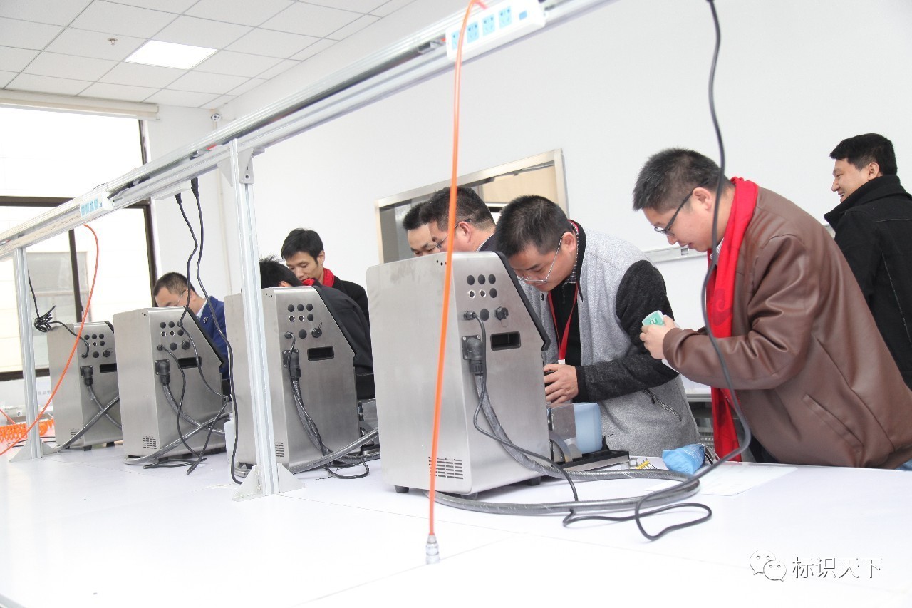 与会嘉宾现场审查喷码装备