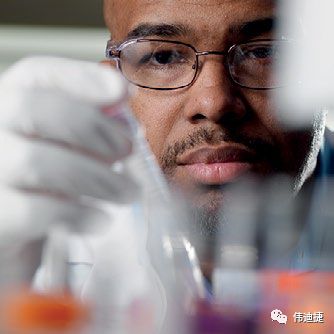 实验职员举行喷码油墨配方测试