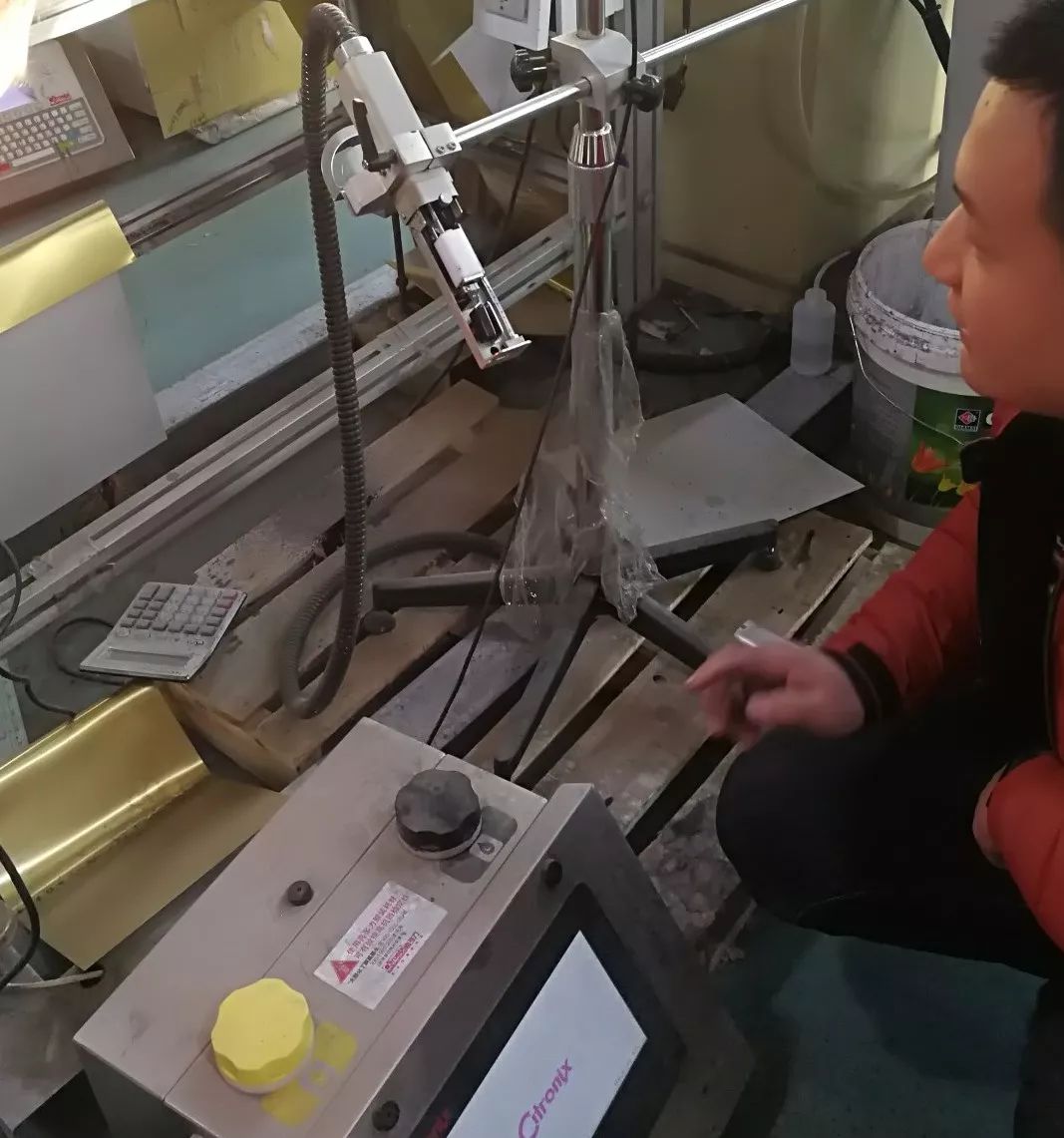 操作职员使用喷码机举行包装标识