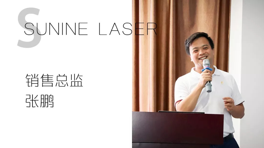 男子持麦克风站在讲台后，旁有“销售总监 张鹏”文字