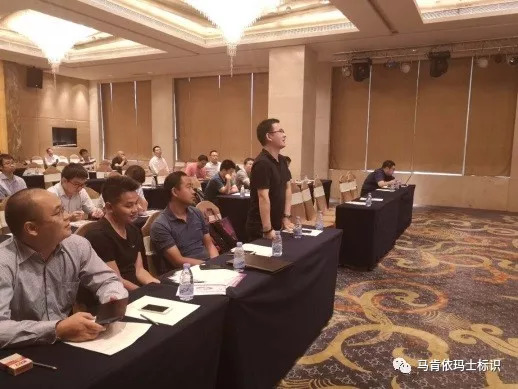 聚会室中站立交流的职员